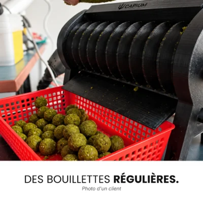 Bouillettes maison vertes fabriquées avec la machine Capium et récupérées dans un panier rouge, photo d'un client.